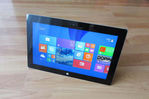 Microsoft Surface 平板電腦顯示 Windows 開始畫面在木地板上