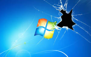 藍色背景上裂開玻璃後面的 Windows 標誌