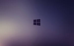 Windows標誌漂浮在暮色中的紫色漸變天空。 — 深紫色美學 GIF 壁紙