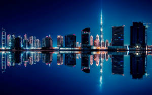 杜拜天際線夜景，摩天大樓倒映在水中 — 夜景城市 壁紙