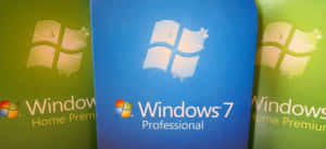 三個Windows 7軟件盒，藍色和綠色封面。