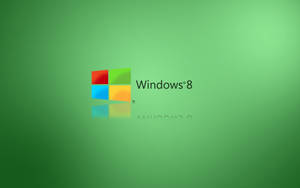Windows 8 標誌，帶有彩色方塊和反射，背景為綠色漸變。 — 漸變動畫 壁紙