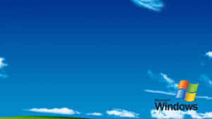 藍天白雲和綠色山丘，帶有 Microsoft Windows 標誌。
