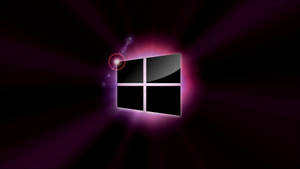 Windows 標誌在黑暗背景上發出紫色光芒和鏡頭光暈。 — 黑紫 壁紙