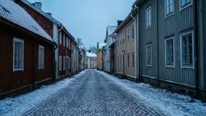 冬日裡，白雪覆蓋的鵝卵石街道兩旁是色彩繽紛的木屋。