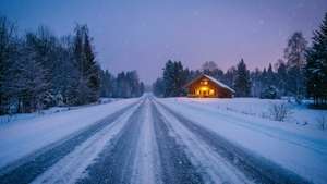 冬日森林暮色中通往亮燈小屋的積雪道路