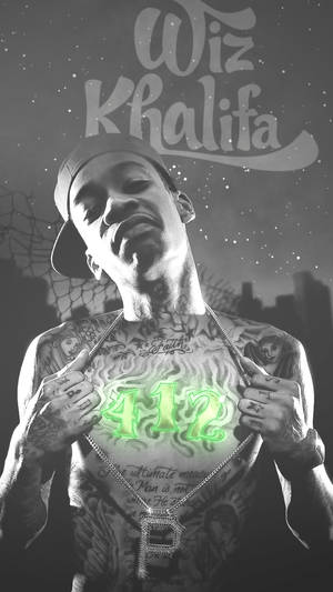 Wiz Khalifa 胸前有發光綠色412紋身，背景係星空。