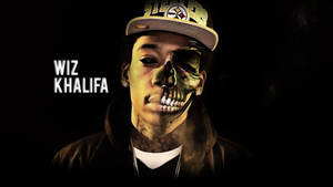 Wiz Khalifa 半邊臉是骷髏，戴著鋼人隊帽子。
