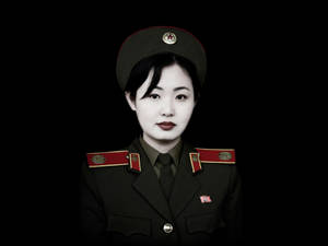 身穿軍服、配有紅色肩章和帽徽的女性，黑色背景
