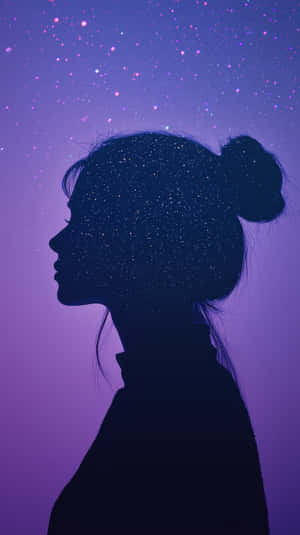 女性側面剪影，頭部內有星光銀河，背景為紫色夜空