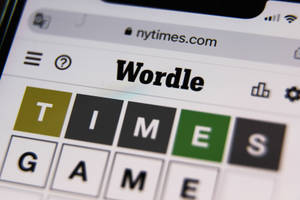 智能手機顯示nytimes.com上的Wordle遊戲，已猜出單詞TIMES。