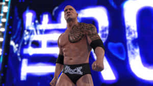 身穿摔角裝備的 The Rock 站在擂台上，背後有藍色燈光和發光字樣。