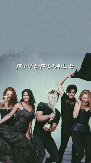 Riverdale演員在灰色天空下用香檳噴霧慶祝。