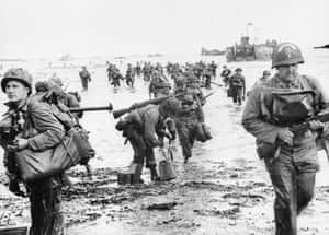 戰時士兵在海灘上涉水