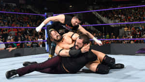 三名摔角手在摔角擂台內與歡呼的粉絲交戰。 — WWE GIF 壁紙