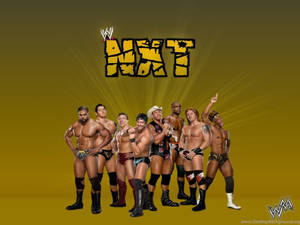 七位身穿擂台裝備的WWE NXT摔角手，上方有NXT標誌，正在擺姿勢。 — 火影忍者海報 壁紙