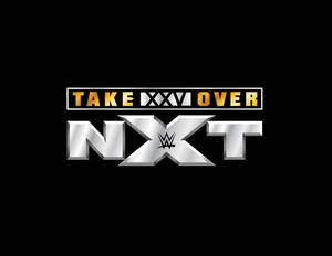 WWE NXT Takeover活動標誌，金屬銀色和金色文字在黑色背景上。 — 黑色 壁紙