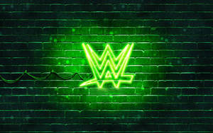 WWE霓虹燈牌在夜晚的濕磚牆上發出綠色光芒