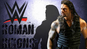 身穿黑色背心的WWE摔角手Roman Reigns，身後有陰影，牆上有WWE標誌。
