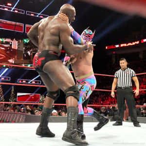 兩名摔角手在WWE Raw賽事中激烈交戰，裁判在附近。