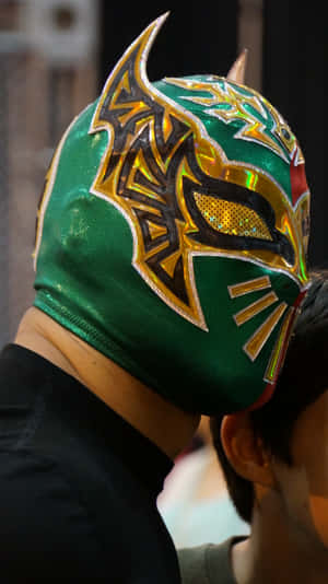 特寫一名摔角手戴著綠色和金色的 lucha libre 面具。