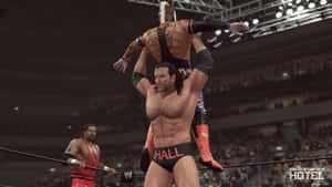 Wrestler Hall 在 WWE SmackDown Hotel 比賽中高舉對手。
