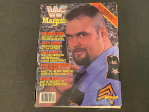 1990年4月WWF雜誌封面，Big Boss Man身穿警察制服指向觀眾。