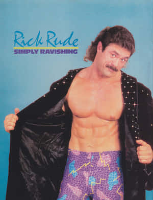摔角手 Rick Rude 身穿飾有鉚釘的外套和圖案短褲，為拍照擺姿勢。