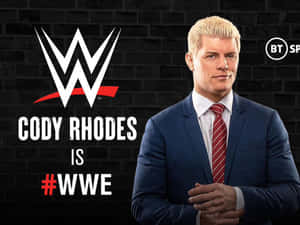 WWE摔角手Cody Rhodes身穿藍色西裝和紅色領帶，站在黑色磚牆前。