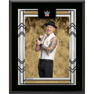 WWE摔角手Baron Corbin戴著黑色軟呢帽和白色背心，微笑著露出有紋身的手臂。