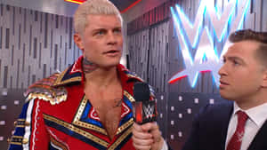 身穿彩色外套的WWE摔角手在錄影廠接受主持人訪問。