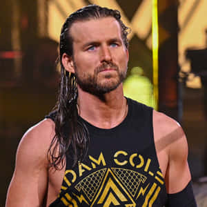 摔角手 Adam Cole 穿著黑色金色背心，在競技場中凝視前方。
