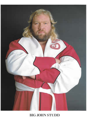 摔角手 Big John Studd 身穿紅白長袍，雙臂交叉。