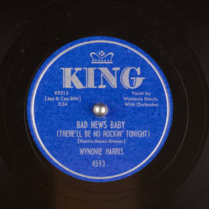 King Records 復古黑膠唱片標籤的特寫，藍色中心帶有銀色文字。