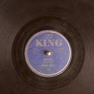 King Records 黑膠唱片標籤的特寫，帶有明顯刮痕。