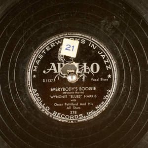 復古Apollo Records黑膠唱片標籤的特寫，帶有手寫貼紙。
