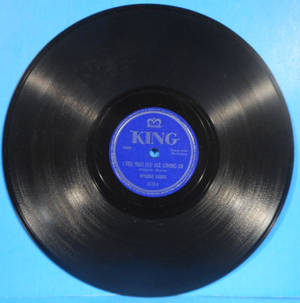 帶有Wynonie Harris歌曲名稱的復古King Records黑膠唱片特寫。