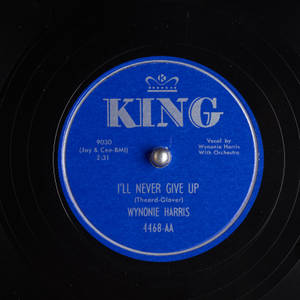 復古藍色 King Records 黑膠唱片標籤的特寫，帶有銀色文字。
