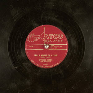 ATCO Records 黑膠唱片標籤的特寫，紅色中心及黑色坑紋表面，顯示磨損痕跡。