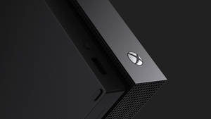 黑色Xbox主機角落，帶有通風孔和發光標誌。
