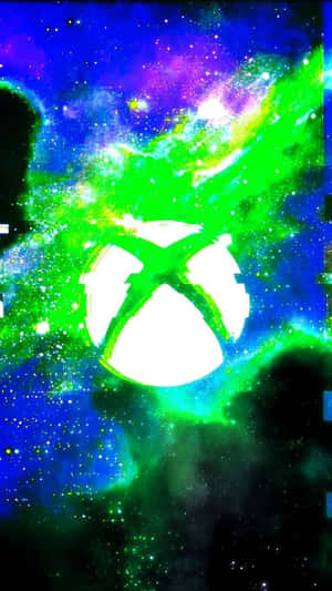 Xbox標誌在色彩繽紛的宇宙星雲中與星星一起發光。