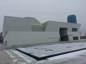 灰色冬日，現代幾何線條的博物館建築被雪覆蓋。 — 冬日美學 壁紙