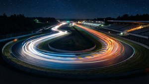 星空下帶有發光光跡的夜間賽道