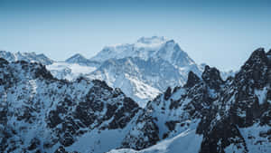 清澈藍天下的雪山山峰