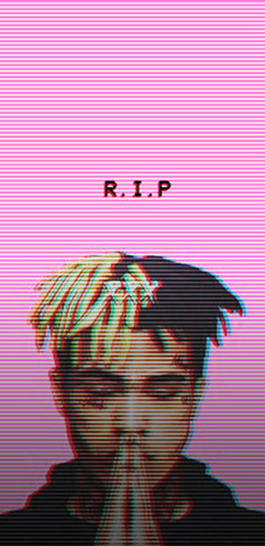 故障效果肖像，人物祈禱中，背景為粉紅色，帶有 'R.I.P.' 文字。
