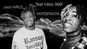 兩位饒舌歌手 Juice WRLD 和 XXXTENTACION 微笑，背後有煙霧和文字。