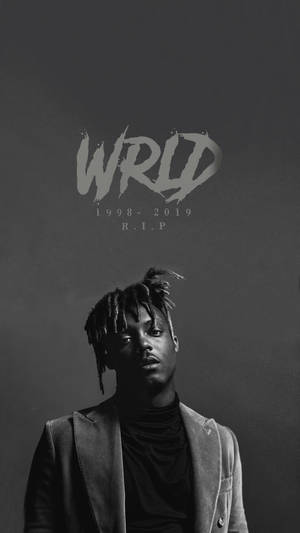 一名年輕男子留著辮子，在紀念文字WRLD 1998-2019 R.I.P.下的肖像