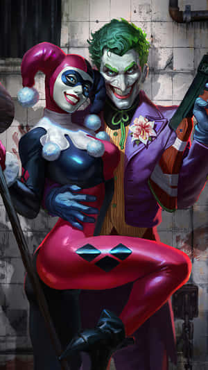 小丑和哈莉·奎茵在黑暗的小巷中，兩人都拿著武器咧嘴笑。