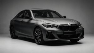 啞光灰色BMW轎車在工作室中，柔和燈光和乾淨背景。