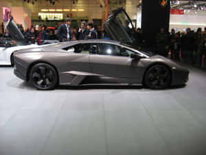 車展上啞光灰色林寶堅尼 Reventon 打開鷗翼車門。 — 蘭博基尼 壁紙